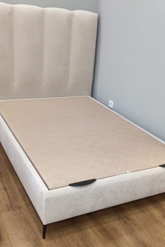 Canapé con cabecero tapizado para dormitorio en Vigo