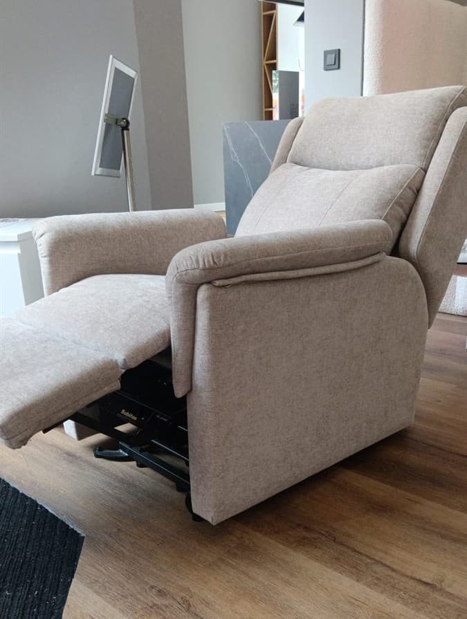 Sillón reclinable motorizado con reposapiés desplegado en Vigo