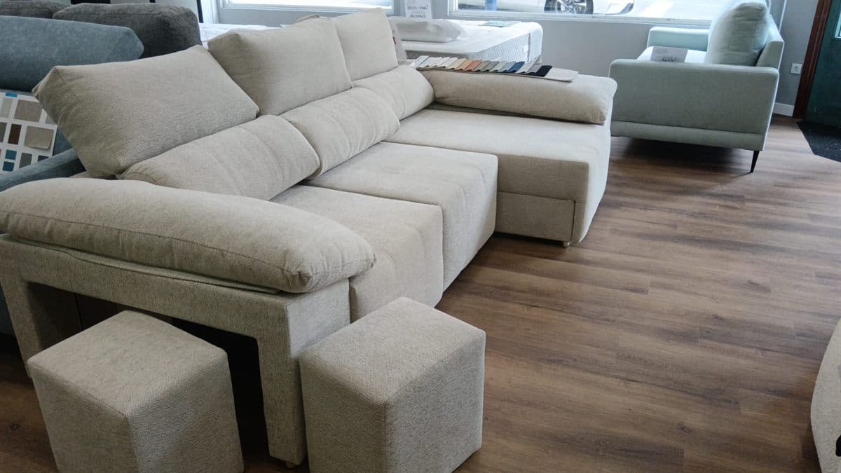 Sofá con chaise longue y puffs en Vigo